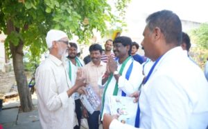 ఓటర్లతో పార్టీకి గెలుపును అందించాలని కోరుతున్న ఎమ్మెల్యే అభ్యర్థి