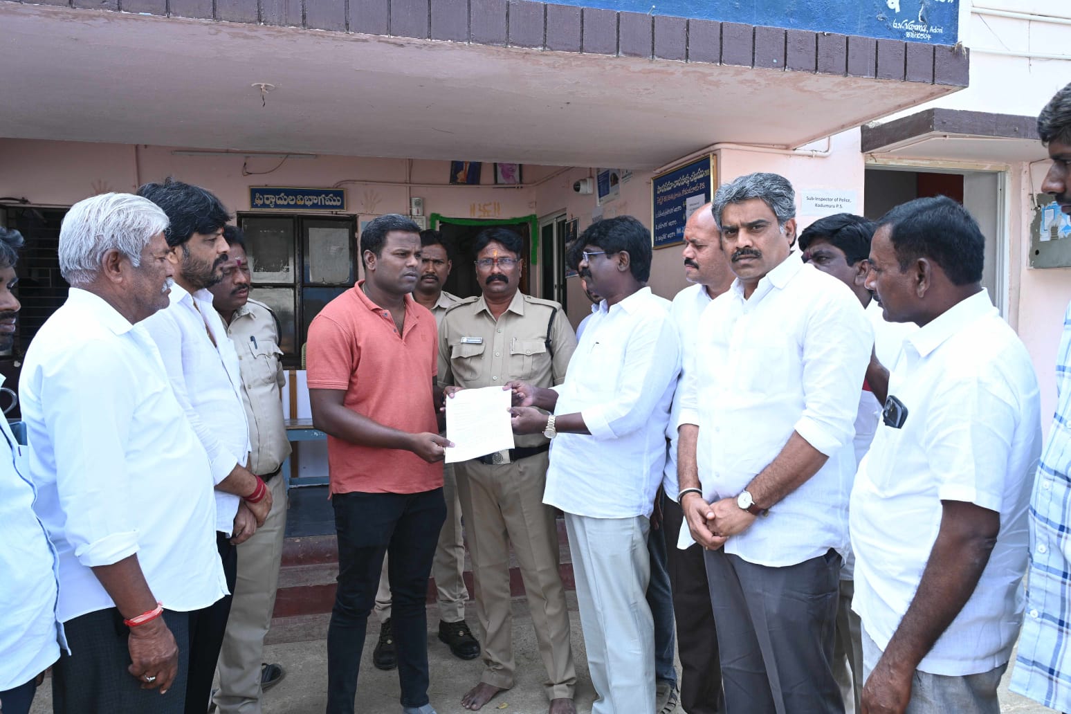 కోడుమూరు పోలీసులకు డాక్టర్ ఆదిమూలపు సతీష్ ఫిర్యాదు..