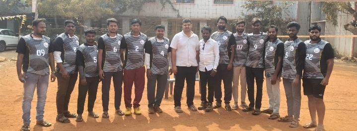 బి క్యాంప్ వాలీబాల్ క్రీడాకారులకు క్రీడా దుస్తులు అందజేత