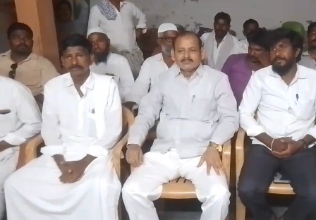 ఉపాధి హామీ పథకం నిధులను దోచుకుంటున్న టిడిపి నాయకులు